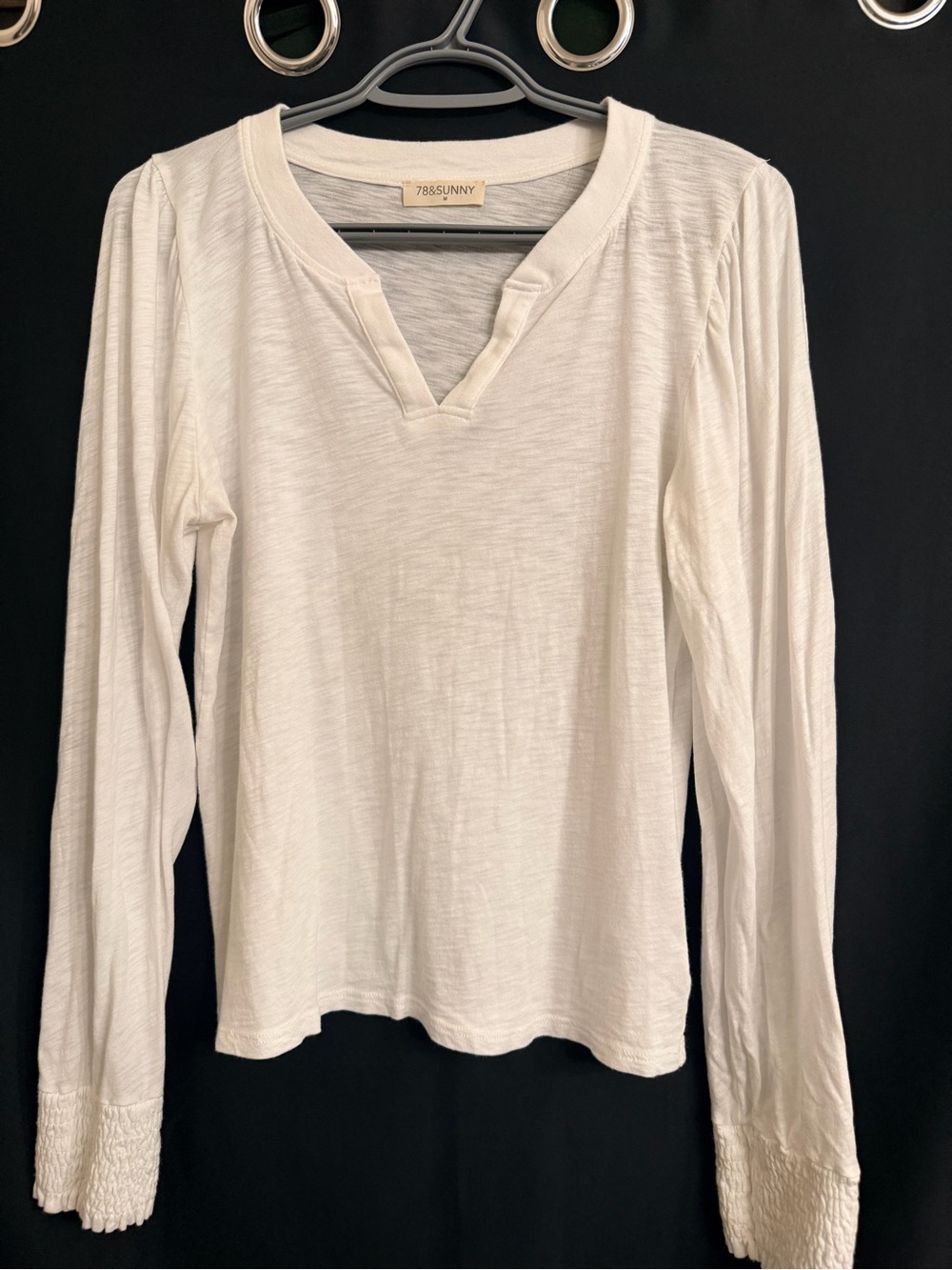 788SUNNY Women's White Long-Sleeve V-Notch Tee Size M